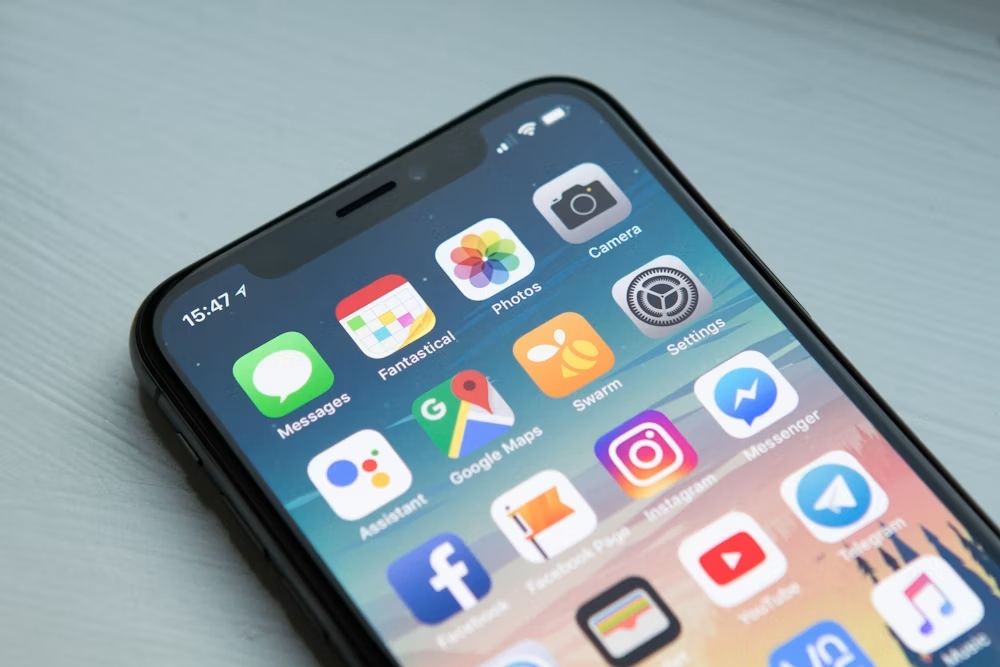 Conducteur surveillant la localisation du véhicule sur l'application mobile entopizo