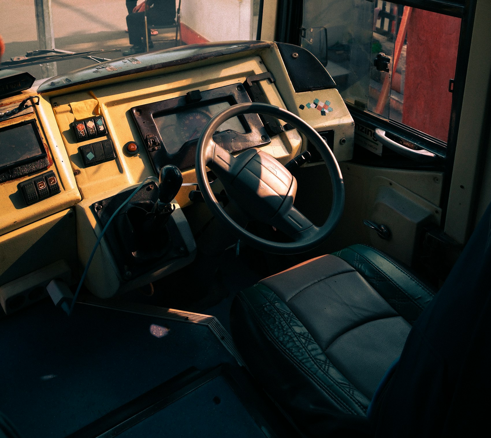 Espace conducteur et tableau de bord du véhicule commercial