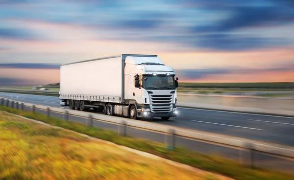 Camion de flotte sur la route