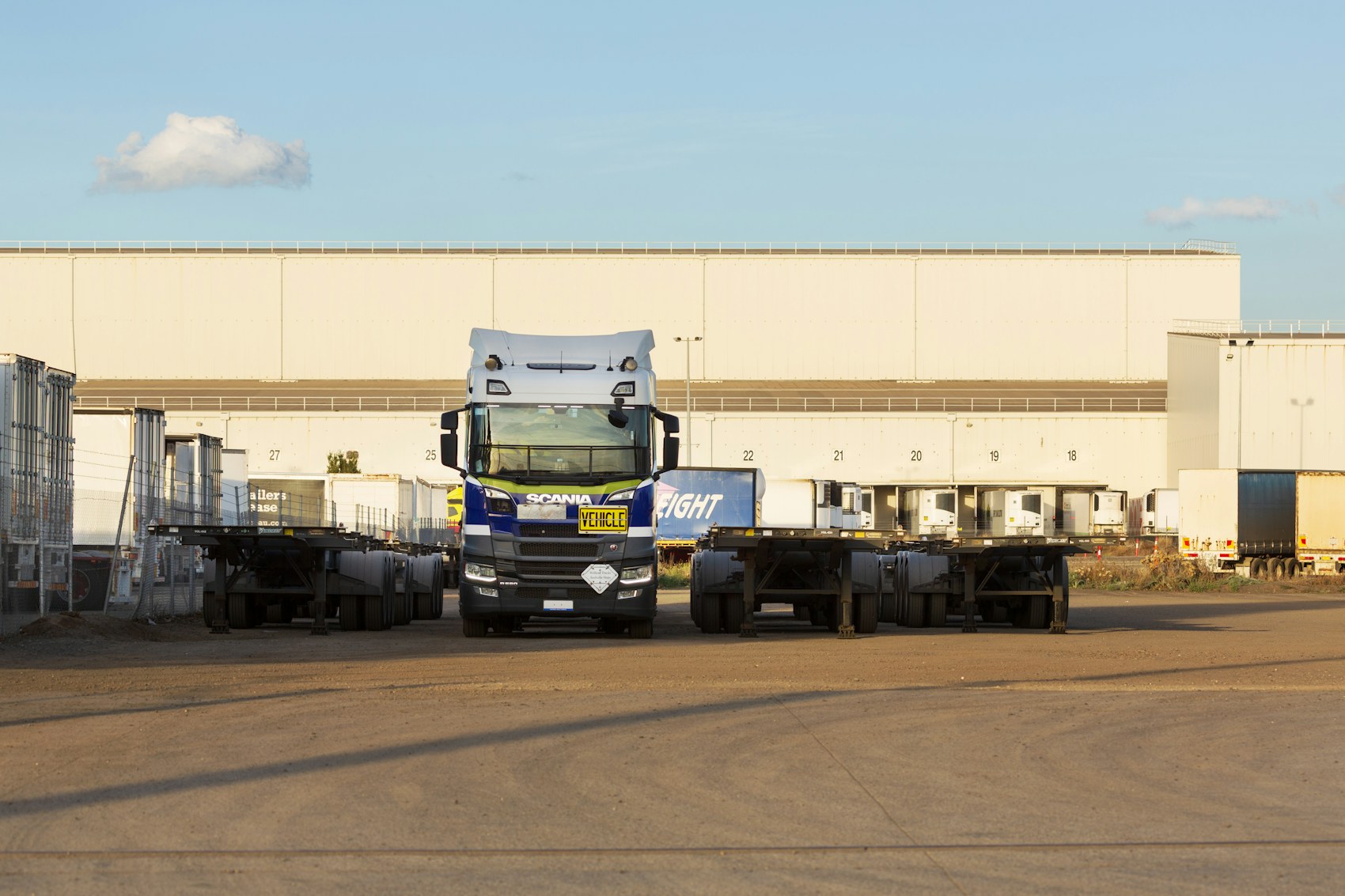 Camion commercial dans une installation logistique