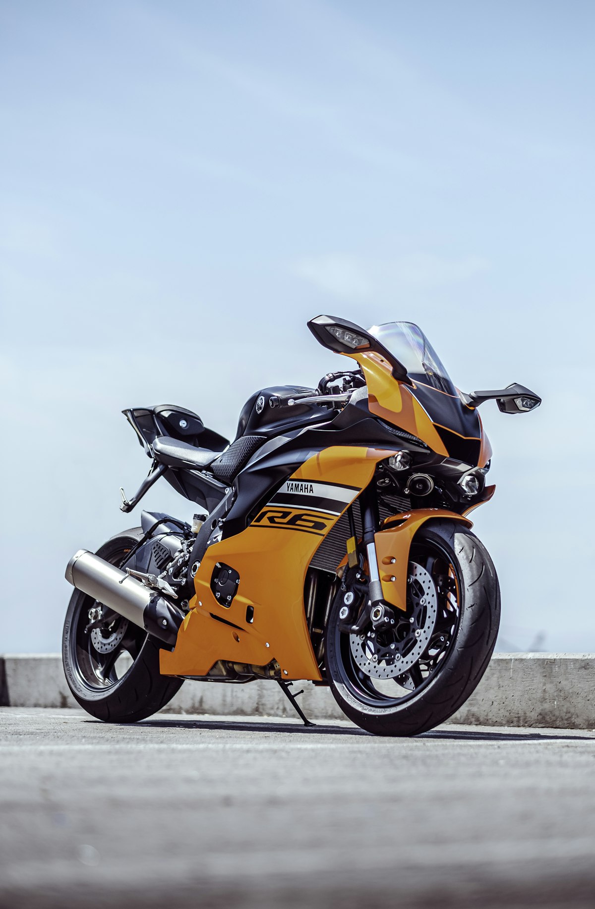 Moto sportive garée dans la rue, protégée par un traceur GPS Entopizo